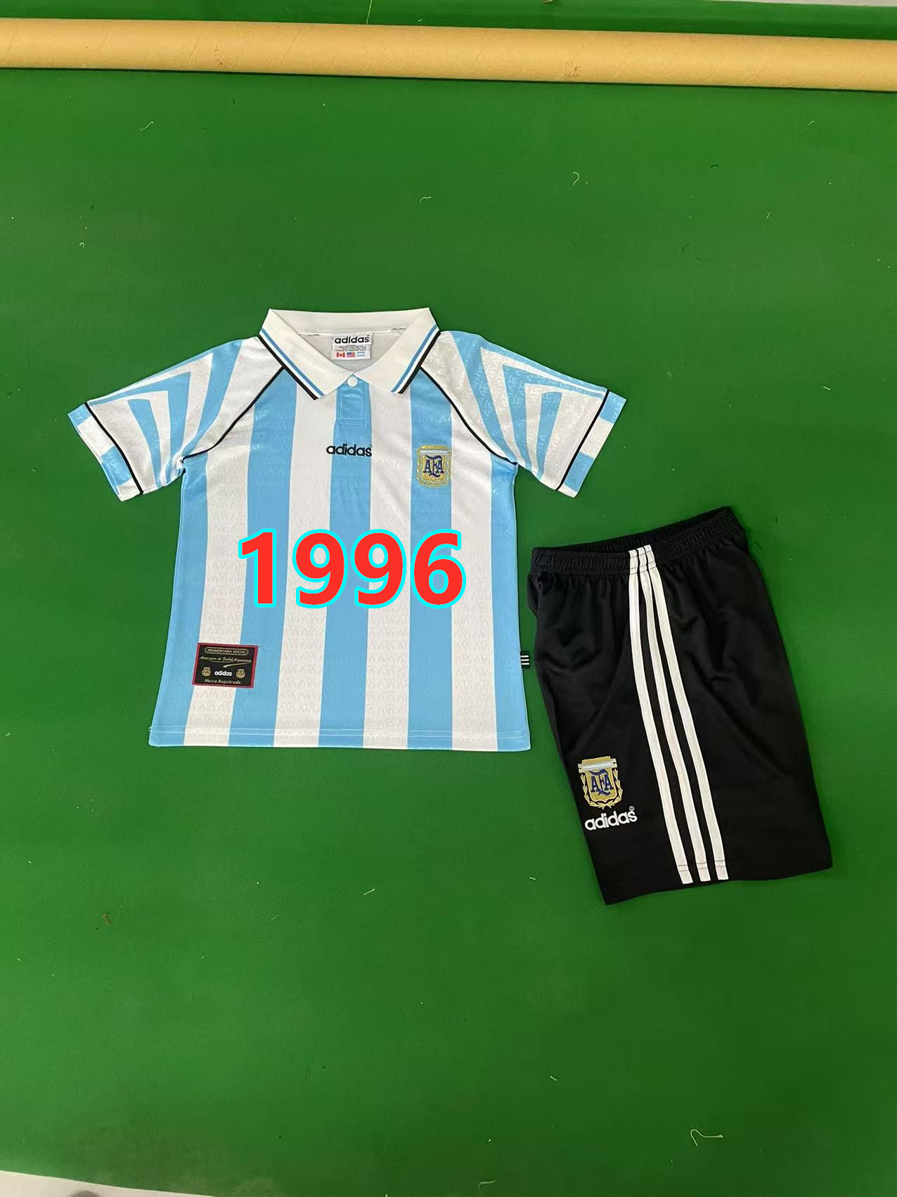 Ensemble domicile Argentine 1996 rétro (enfant)