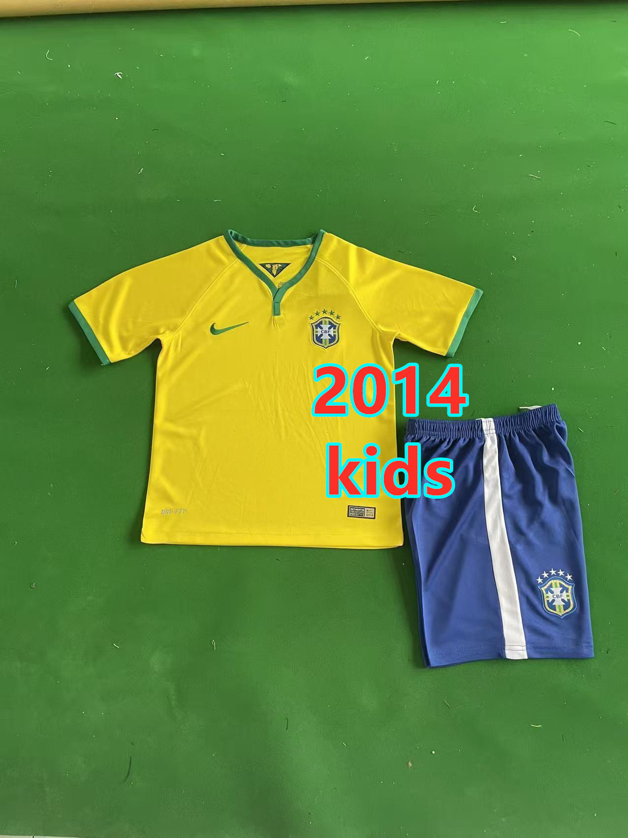 Ensemble domicile Brésil 2014 rétro (enfant)